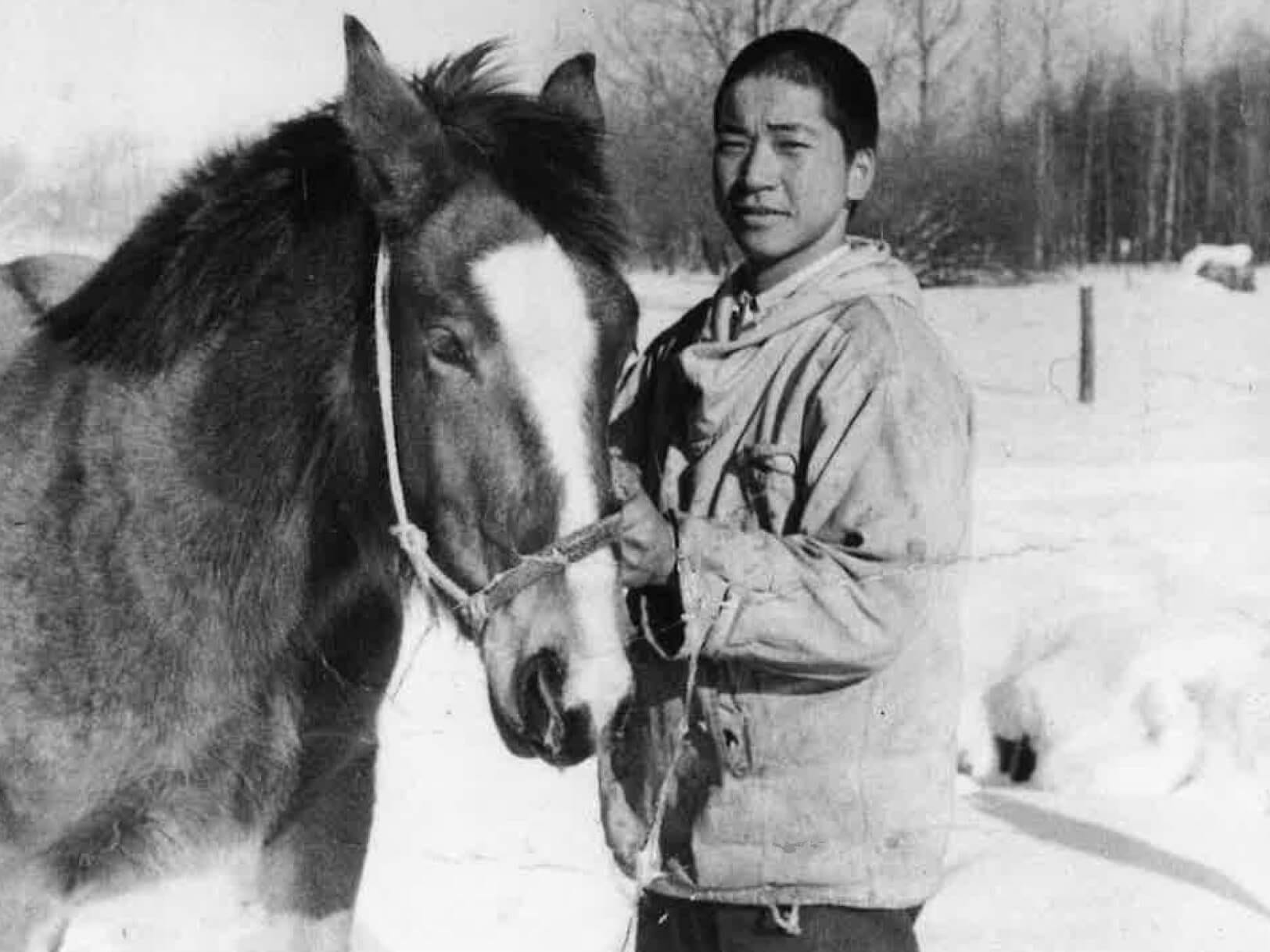 神田日勝と馬の写真
